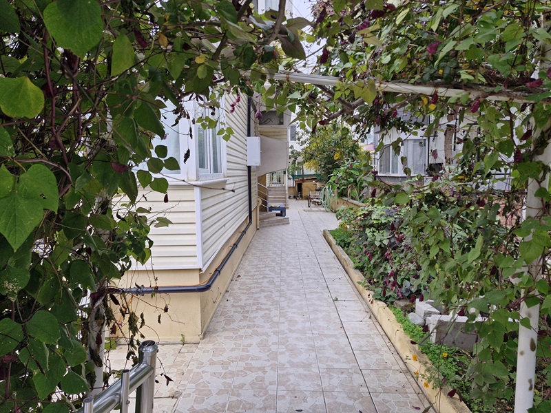 AKÇAY ALTINKUM SATILIK GENİŞ TERASLI 2+1 YAZLIK DAİRE